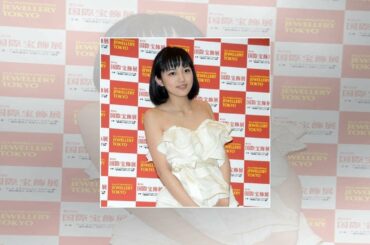 川口春奈“ヨガ動画”で控えめ胸元チラリ「これは確信犯！」 - まいじつ