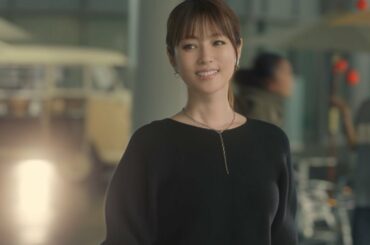 深田恭子、美脚際立つパンツスタイル披露 華麗なウォーキングで魅了 「UNIQLO」新CM「明日、何を着ますか？スマートパンツ篇」