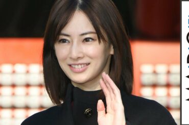 北川景子、ミモレ丈ワンピで品良く脚見せ　輝くパンプスで華やかムード