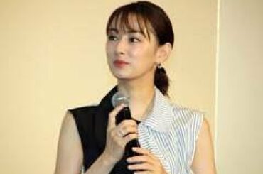 女優の北川景子さんが2月28日、東京都内で行われた、公開中の主演映画「ファーストラヴ」（堤幸彦監督）の大ヒット御礼舞台あいさつに登場。ノースリーブのブラウスと、アシンメトリーなデザインのプリーツスカー