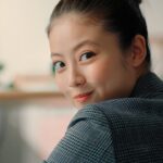 今田美桜、カメラ目線でキュートに「ん？」　上戸彩とCM共演でフレッシュなスーツ姿を披露　　『MeWORK』新CM「ラクしてる2人」篇＆メイキング映像